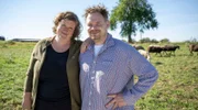 Anja Wolff bewirtschaftet mit ihrem Mann Frank Böhner (r) einen Hof unweit der Weser mit 400 Milchschafen und deren Lämmern.