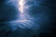 Ebbe im Wattenmeer: Das Watt wird innerhalb von 24 Stunden zweimal während des Hochwassers überflutet und fällt bei Niedrigwasser wieder trocken, wobei das Wasser oft durch tiefe Ströme abfließt. Der Zeitabstand zwischen einem Hochwasser und einem Niedrigwasser beträgt circa sechs Stunden.