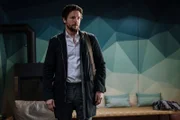 Leon Rotev (Bert Tischendorf) stattet der Verlobten seines verstorbenen Geschäftspartners überraschenderweise einen Besuch ab. Welche Verbindung besteht zwischen den beiden?