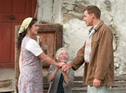 Leni Wallner (Julia Gschnitzer, Mitte) gibt der Liebe zwischen ihrem Sohn Johannes (Sascha Hehn) und Anna (Christine Neubauer) ihren Segen.