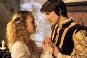 Gemeinsam werden Marie (Marie-Christine Friedrich) und der König (Sebastian Fischer) das Rumpelstilzchen besiegen.