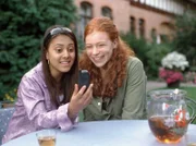 Von links: Canan (Yasmin Büyüksapci) und Hexe (Marleen Lohse) mit ihrem neuen Handy.