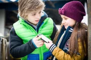 Jale (Ava Sophie Richter, rechts) will das ominöse Handy als Beweismittel behalten; Till (Otto von Grevenmoor) ist skeptisch.