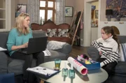 Lilly (Lilly oder Lylou Röder, r.) rechnet mit einer Heirat von Britta (Jelena Mitschke, l.) und Hendrik.