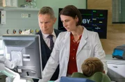 Dr. Kaminski (Udo Schenk, li.) hatte auf einem Bürgersteig einen Zusammenstoß mit Bente Kleinert (Finnlay Jan Berger, re.), der mit seinem E-Roller viel zu schnell unterwegs war. Dr. Maria Weber (Annett Renneberg) diagnostiziert eine mögliche Milzruptur.