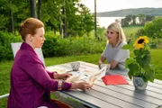 Nele (Nina Brandt, r.) bittet Lilemor (Marion Kracht, l.) um einen Gefallen.