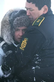 Liv Hermanson und Enok Lynge im Schnee.