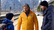 Bastian (Tommy Schlesser, r.) möchte Elias (Finlay Hartinger, l.) nicht verlieren und will überstürzt ohne Valeries Wissen abreisen. In letzter Sekunde kann Markus (Sebastian Ströbel, M.) ihn von seinem Vorhaben abbringen.