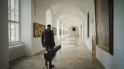 Pater Jakob Deibl mit Gitarre im Stiftsgang.