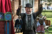 Emil (Christian Grashof) ist als Puppenspieler glücklich.