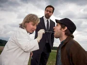 SWR Fernsehen TATORT, "Spargelzeit", am Dienstag um 20:15 Uhr. Speichelprobe auf dem Spargelfeld. Prof. Boerne (Jan Josef Liefers) lässt seine Assistentin Silke Haller alias "Alberich" (ChrisTine Urspruch) arbeiten. Sie nimmt's gelassen.