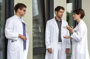 Als Theresa (Katharina Nesytowa, r.) sich gerade bei Elias (Stefan Ruppe, l.) über ihre schwangere Patientin auslässt, die offenbar den Ernst der Lange nicht erkennt, kommt Dr. Ahrend (Roy Peter Link, M.) dazu. Er rät Theresa, sich mehr auf ihre Patienten einzulassen.