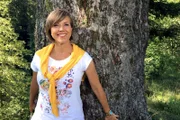 Annette Krause-Schmidt vor einer ca. 300 Jahre alten Tanne im Nationalpark.