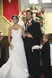 Geben sich zum zweitenmal das Ja-Wort: Susan (Teri Hatcher, l.) und Mike (James Denton, r.) ...