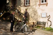 Philip (Heikko Deutschmann) und Helena (Julia Jäger) kommen vom Spaziergang zurück. Nelly (Jule-Marleen Schuck) soll Hausaufgaben machen, meint Philip (Heikko Deutschmann).