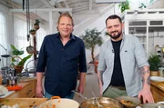 In "Einfach und köstlich" geht es diesmal um die Landesküche des größten Binnenstaates der Welt: Kasachstan. Hierzu begrüßt Björn Freitag (l) seinen Sternekoch-Kollegen Alexander Wulf aus Erkelenz/Kreis Heinsberg. Er wurde in Sibirien geboren und lebte als Kind in Kasachstan auf dem landwirtschaftlichen Hof seiner Familie.