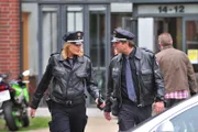Melanie (Sanna Englund, l.) und Henning (Uwe Fellensiek, r.) beraten sich: Der Fall scheint komplizierter zu sein.