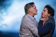 (v.li.): Bill Pullman (Det. Harry Ambrose), Matt Bomer (Jamie Burns).