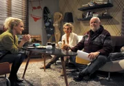 Viola (Wookie Mayer, M.) und Franz (Wolfgang Freundorfer, r.) wollen sich um Fabien kümmern, solange Tanja (Judith Hildebrandt, l.) weg ist.