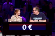 Rateteam-Kapitän Elton (r.) und die Schauspielerin Josefine Preuß (l.) bilden ein Rateteam.