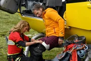 Die Oberschenkelverletzung ist wieder aufgebrochen. Katharina (Luise Bähr) versorgt Markus (Sebastian Ströbel) noch vor Ort.