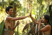 L-R: Duke Brady und Amal Alyassiri geben sich ein High Five.
