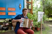 Fritz (Guido Hammesfahr) möchte auch an der großen Musikparade teilnehmen und übt fleißig.