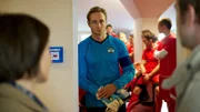 Keiner der Spieler kann sich erklären, wie es zu der Tat kommen konnte. Torwarttrainer Daniel Schubert (Gabriel Raab, M.) erklärt den Ermittlern Katrin Börensen (Claudia Schmutzler, l.) und Nils Theede (Jonas Laux, r.), dass sie alle in der Kabine waren, um sich auf das Spiel vorzubereiten. Bei den vielen Leuten in unmittelbarer Nähe muss der Täter sehr kaltblütig gewesen sein.