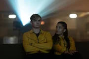 Alex Rider (Otto Farrant) findet das Verhalten von Ayisha (Shalisha James-Davis) seltsam, denn sie spricht und bewegt sich wie ein Roboter.