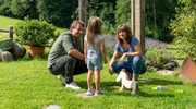 Antonia (Fabinne Lohinger, Louisa Hagenauer, 2.v.l.) spielt mit Maria Beissl (Kathrin von Steinburg, r.) und Toni (Ben Blaskovic, l.) im Garten.