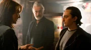 Sean Kelly (Declan Conlon, Mitte) stellt Eoin Kelly (Levi O'Sullivan) Sarah Kelly (Roísín O'Donovan) vor.