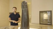 "Terra X"-Moderator Mirko Drotschmann neben dem Codex Hammurapi im Louvre. Hammurabi wollte, dass sich die Gerechtigkeit "wie eine Sonne über den Menschen erheben und das Land erleuchten" soll.