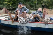 Der zehnjährige Fritjof (Nils Sand Näslund) holt zusammen mit seinem Onkel Arne (Rune Temte) den Fang ein.