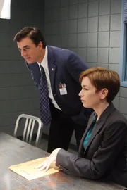 Mike Logan (Chris Noth) und Megan Wheeler (Julianne Nicholson) wundert es nicht, dass der spielsüchtige und schmierige Klatschreporter einem kaltblütigen Mord zum Opfer gefallen ist.