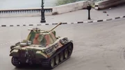 Ein Panzer fährt durch die Straße.