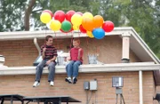 Warten gespannt auf die Ankunft von Reese: Malcolm (Frankie Muniz, l.) und Dewey (Erik Per Sullivan, r.) ...