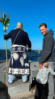 Zur Eröffnung seines alljährlichen Fisch- und Wollmarkts lässt der Inselbauer immer den Meeresgott Neptun die Kutter- und Treckerparaden anführen. Auch wenn der Schauspieler inzwischen in die Jahre gekommen ist und auf schwankendem Boot und alten Traktoren sich nicht mehr so wohl fühlt. Das rächt sich.