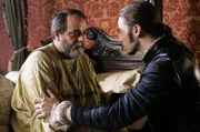 Prinz Falk (Gil Ofarim, r) überzeugt seinen Vater König Ansgar (Matthias Brenner).