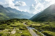 Profi-Skibergsteigerin Johanna Hiemer beim Langsee in Vorarlberg.