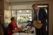 Timo Danner (Ben Braun, r.), ehemaliger Olympiasieger und Projektmanager der Biathlon-WM in Schweden, unterbreitet Ben (Mirko Lang, l.) ein einmaliges Angebot.
