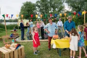 Das Wiesenfest ist im vollen Gange. Fritz Fuchs (Guido Hammesfahr, M.) kann jetzt einfach nur genießen.