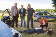 Die Rosenheim-Cops ermitteln, nachdem der Inhaber eines exklusiven Limousinen-Fahrservices ermordet aufgefunden wurde. Von links: Anton Stadler (Dieter Fischer), Christian Bach (Patrick Kalupa), Michael Mohr (Max Müller), Sandra Mai (Sina Wilke).