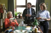 Sophie Haas (Caroline Peters, l.) ist sicher - Eiermann Rocco hatte ein zweites Standbein als Callboy. Dietmar Schäffer (Bjarne Mädel, M.) und Bärbel Schmied (Meike Droste, r.) staunen, wieviel Geld der Gigolo verdient hat.