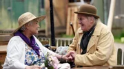 Onkel Krischan (Hans Kahlert, r.) möchte mit seiner alten Freundin Amanda (Irmgard Jedamzyk) nach Bad Bevensen fahren um sie dort zu heiraten.