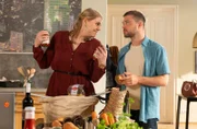 Bevor die beiden zusammen kochen, muss Miriam (Christina Petersen) Kris (Jascha Rust) versprechen, dass es an diesem Abend kein ernstes Gespräch über Kris' Gefühle geben wird.