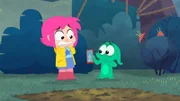 Ernest und Rebecca finden das Handy von Freddy im Wald. Es klingelt. Coralie versucht Freddy zu erreichen, der mit einem anderen Mädchen Paintball spielt.