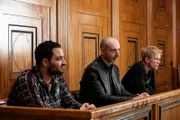 Freispruch oder Verurteilung? Nach dem Überfall auf einen Geldtransporter und dem Mord an Anna Liebrecht warten Topal (Walid Al-Atiyat, l.), Boskov (Branko Tomovic, M.) und Kretschmer (Pit Bukowski, r.) auf ihr Urteil.