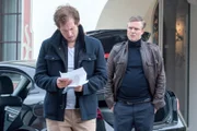 Jan (Stefan Murr, l.) ist völlig aufgewühlt. Pia ist verschwunden! Sein Bruder Peter (Daniel Aichinger, r.) übergibt ihm ihren Abschiedsbrief.