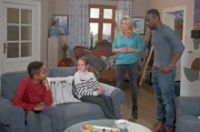 Britta (Jelena Mitschke, 2.v.r) und Hendrik (Jerry Kwarteng, r.) sind perplex, weil Lilly (Lilly oder Lylou Röder, 2.v.l) und Joe (Naiher Zerisenay, l.) anscheinend abgeklärt mit dem Thema Sex umgehen.