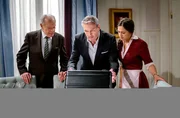 Was ist in dem Koffer? (v.li.: Dirk Galuba, Dieter Bach, Katharina Scheuba)